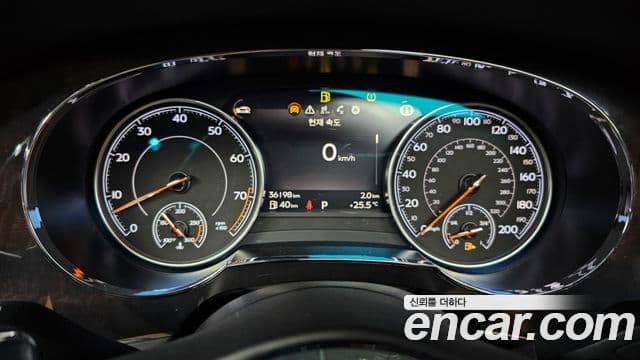 Bentley Bentayga 2019 — ფოტო 8/20