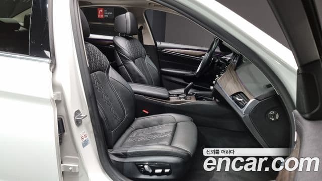BMW 5 Series 2018 — Şəkil 10/20