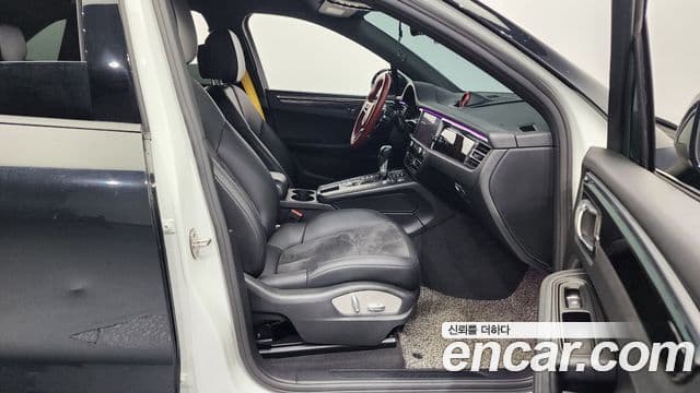 Porsche Macan 2019 — ფოტო 11/20