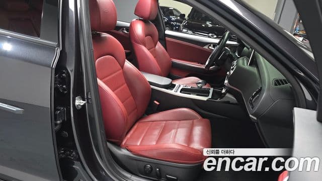 Kia Stinger 2018 — ფოტო 8/20