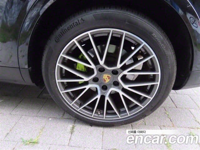 Porsche Cayenne 2021 — Photo 8/20