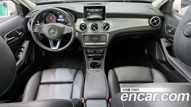 Mercedes-Benz GLA-Class 2018 — Şəkil 7/20