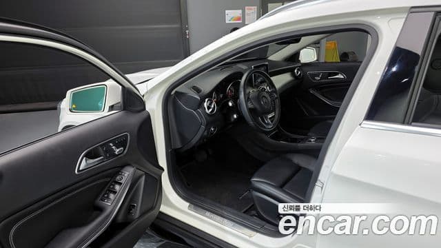 Mercedes-Benz GLA-Class 2018 — Şəkil 10/20