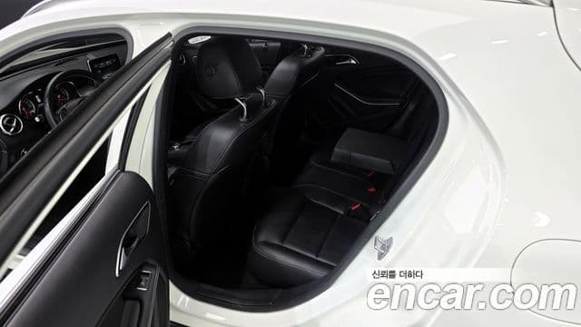 Mercedes-Benz GLA-Class 2018 — Şəkil 11/20