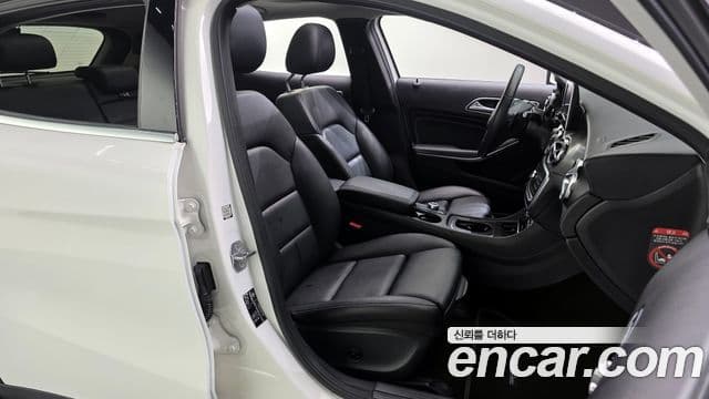 Mercedes-Benz GLA-Class 2018 — Şəkil 12/20