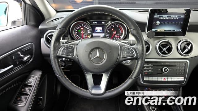 Mercedes-Benz GLA-Class 2018 — Şəkil 13/20