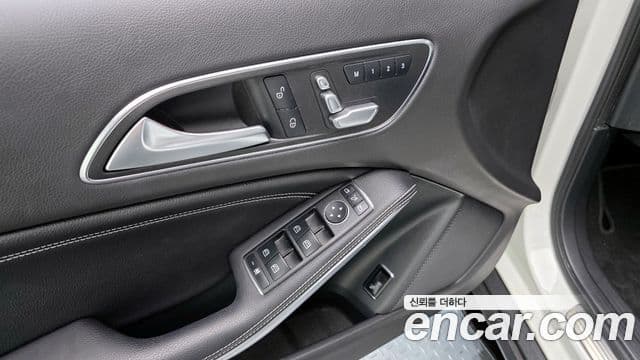 Mercedes-Benz GLA-Class 2018 — Şəkil 14/20