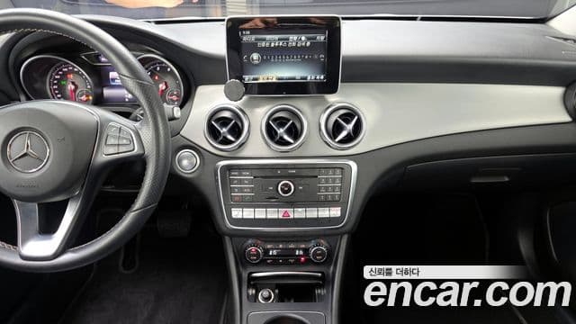 Mercedes-Benz GLA-Class 2018 — Şəkil 17/20