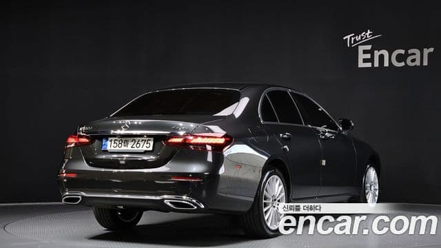 Mercedes-Benz E-Class 2021 — Photo 7/20