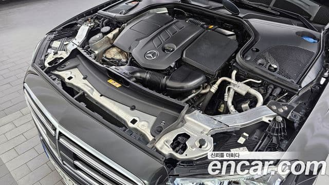 Mercedes-Benz E-Class 2021 — Photo 8/20