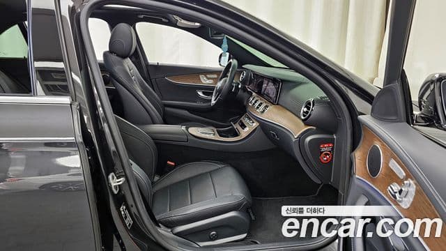 Mercedes-Benz E-Class 2021 — Photo 6/20