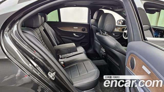 Mercedes-Benz E-Class 2021 — Photo 3/20