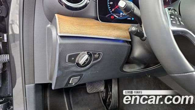 Mercedes-Benz E-Class 2021 — Photo 9/20