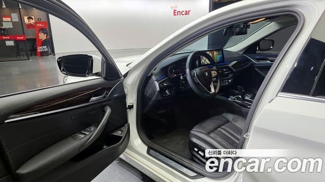 BMW 5 Series 2021 — фото 10 из 20