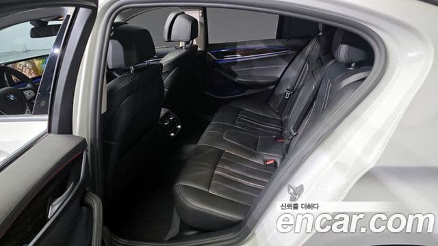 BMW 5 Series 2021 — фото 11 из 20