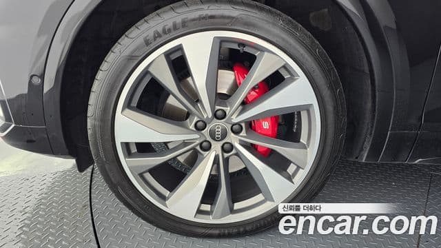 Audi SQ5 2022 — Şəkil 13/20