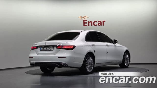 Mercedes-Benz E-Class 2021 — Photo 18/19