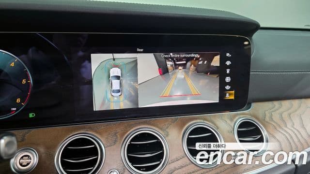 Mercedes-Benz E-Class 2021 — Photo 9/19