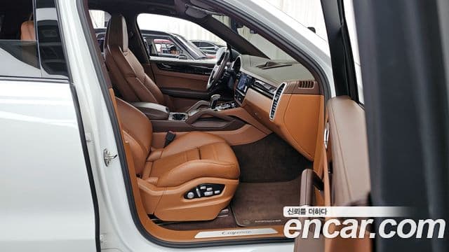 Porsche Cayenne 2020 — ფოტო 11/20