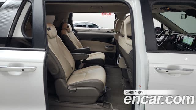 Kia Carnival 2022 — фото 12 из 20