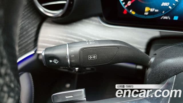 Mercedes-Benz E-Class 2020 — ფოტო 17/20