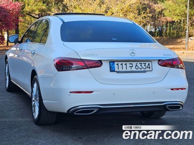 Mercedes-Benz E-Class 2022 — ფოტო 5/20
