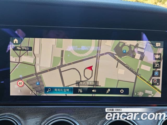 Mercedes-Benz E-Class 2022 — ფოტო 18/20