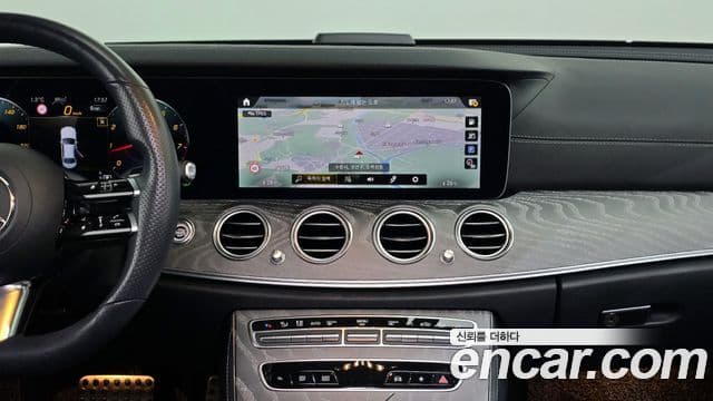 Mercedes-Benz E-Class 2021 — ფოტო 14/20