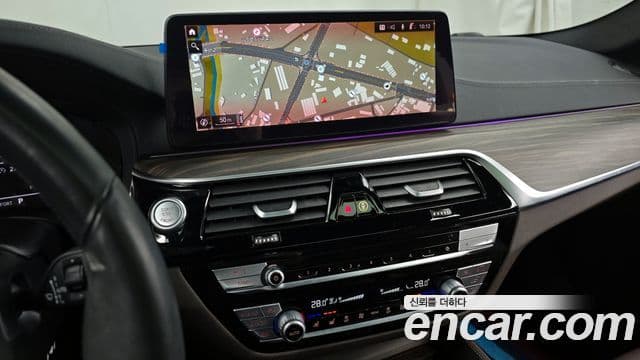 BMW 5 Series 2020 — ფოტო 15/20