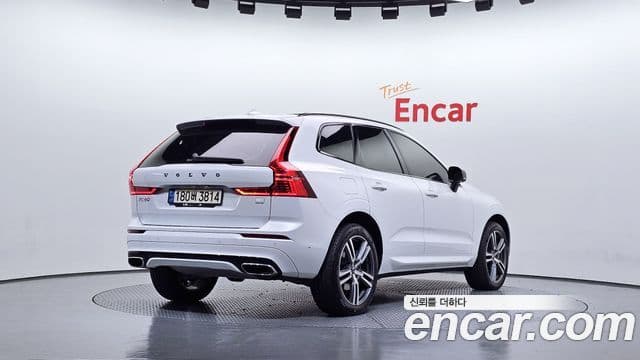 Volvo XC60 2021 — Photo 14/20