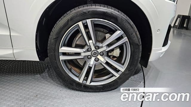 Volvo XC60 2021 — Photo 8/20