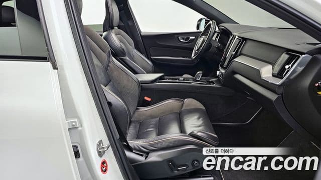 Volvo XC60 2021 — Photo 2/20