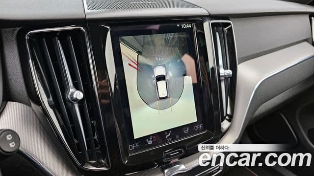 Volvo XC60 2021 — Photo 16/20