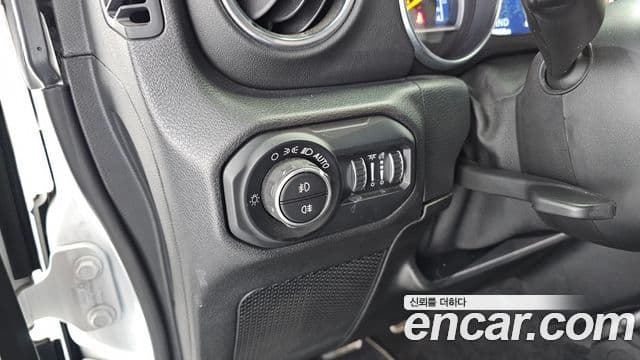 Jeep Wrangler 2021 — ფოტო 15/20
