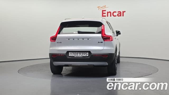 Volvo XC40 2021 — ფოტო 4/20