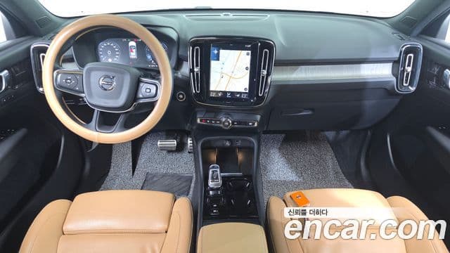 Volvo XC40 2021 — ფოტო 7/20