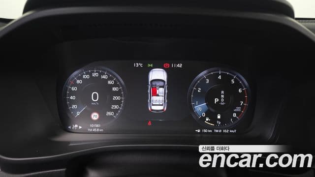 Volvo XC40 2021 — ფოტო 8/20