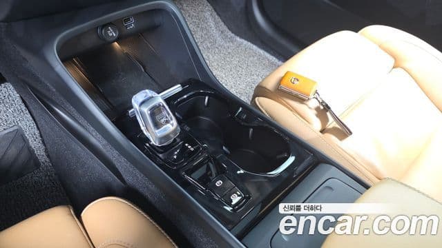 Volvo XC40 2021 — ფოტო 9/20
