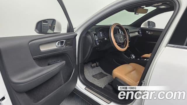 Volvo XC40 2021 — ფოტო 10/20
