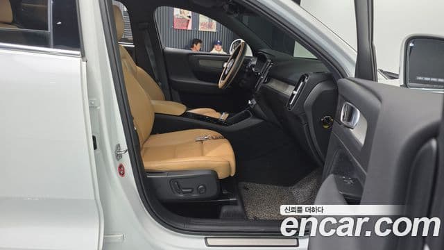 Volvo XC40 2021 — ფოტო 11/20