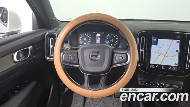 Volvo XC40 2021 — ფოტო 13/20