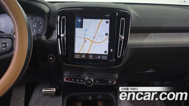 Volvo XC40 2021 — ფოტო 14/20