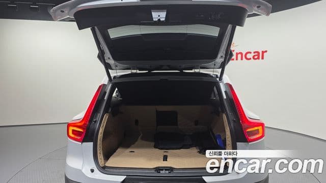 Volvo XC40 2021 — ფოტო 20/20