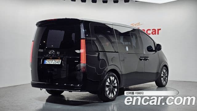 Hyundai Staria 2023 — ფოტო 2/20