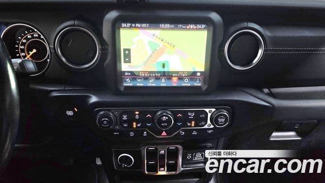 Jeep Wrangler 2021 — ფოტო 14/20