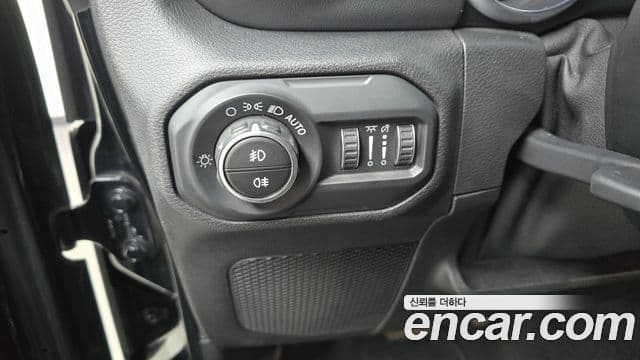 Jeep Wrangler 2021 — ფოტო 18/20