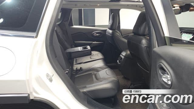 Jeep Cherokee 2021 — ფოტო 12/20