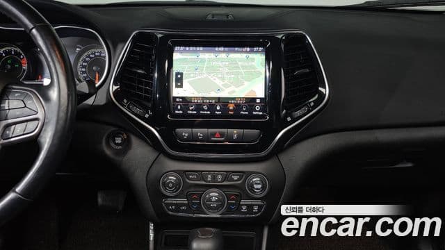 Jeep Cherokee 2021 — ფოტო 14/20