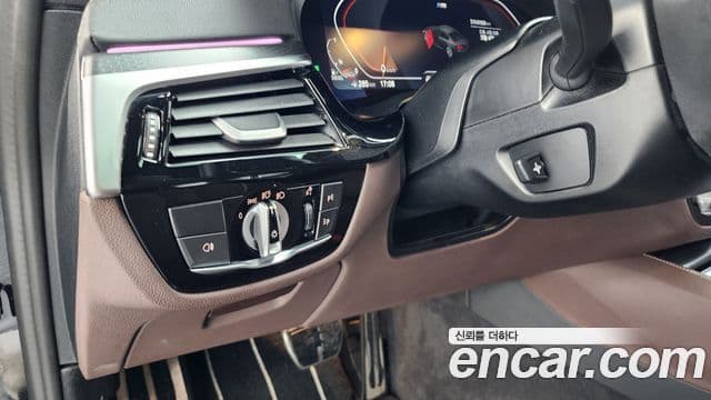 BMW 5 Series 2022 — Photo 19/20