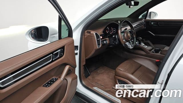 Porsche Cayenne 2022 — ფოტო 11/20